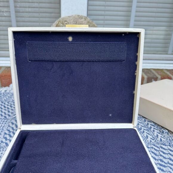 Vintage Avon Elegant white Jewelry Case with Gold Accents - Picture 3 of 6